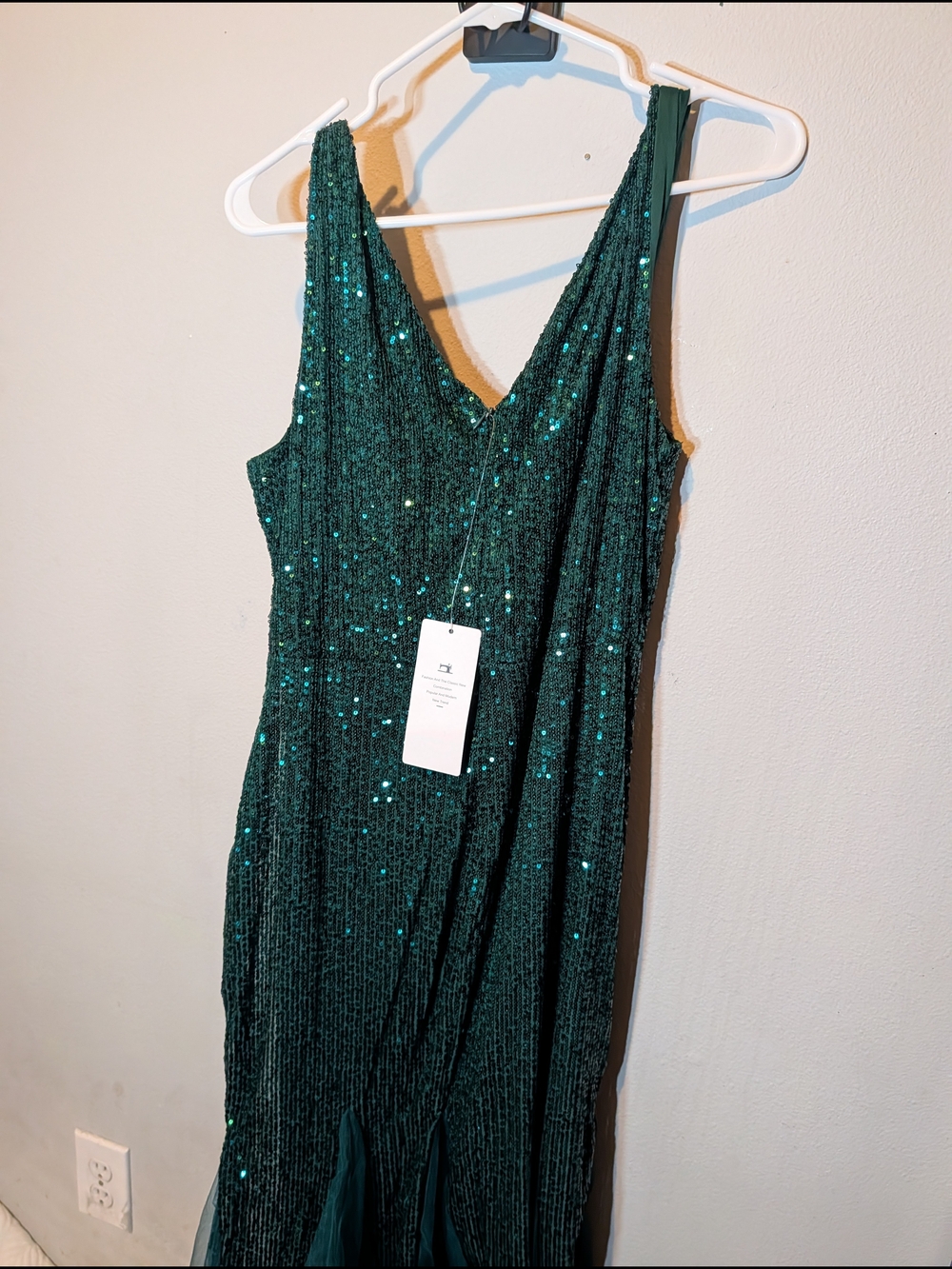 Elegant Emerald Sequin V-Neck Evening Dress
